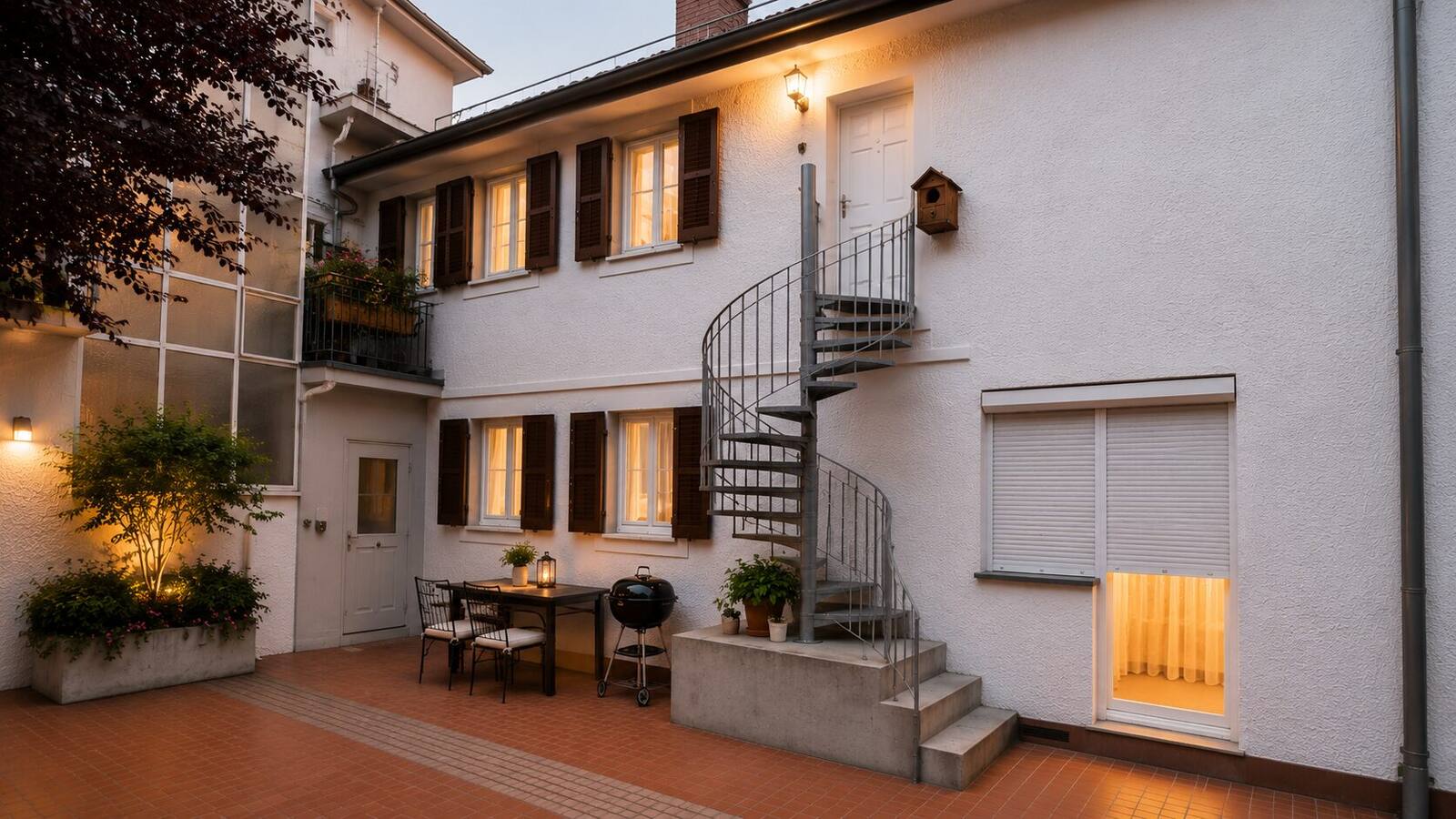 Eingang über die Außenwendeltreppe im Innenhof