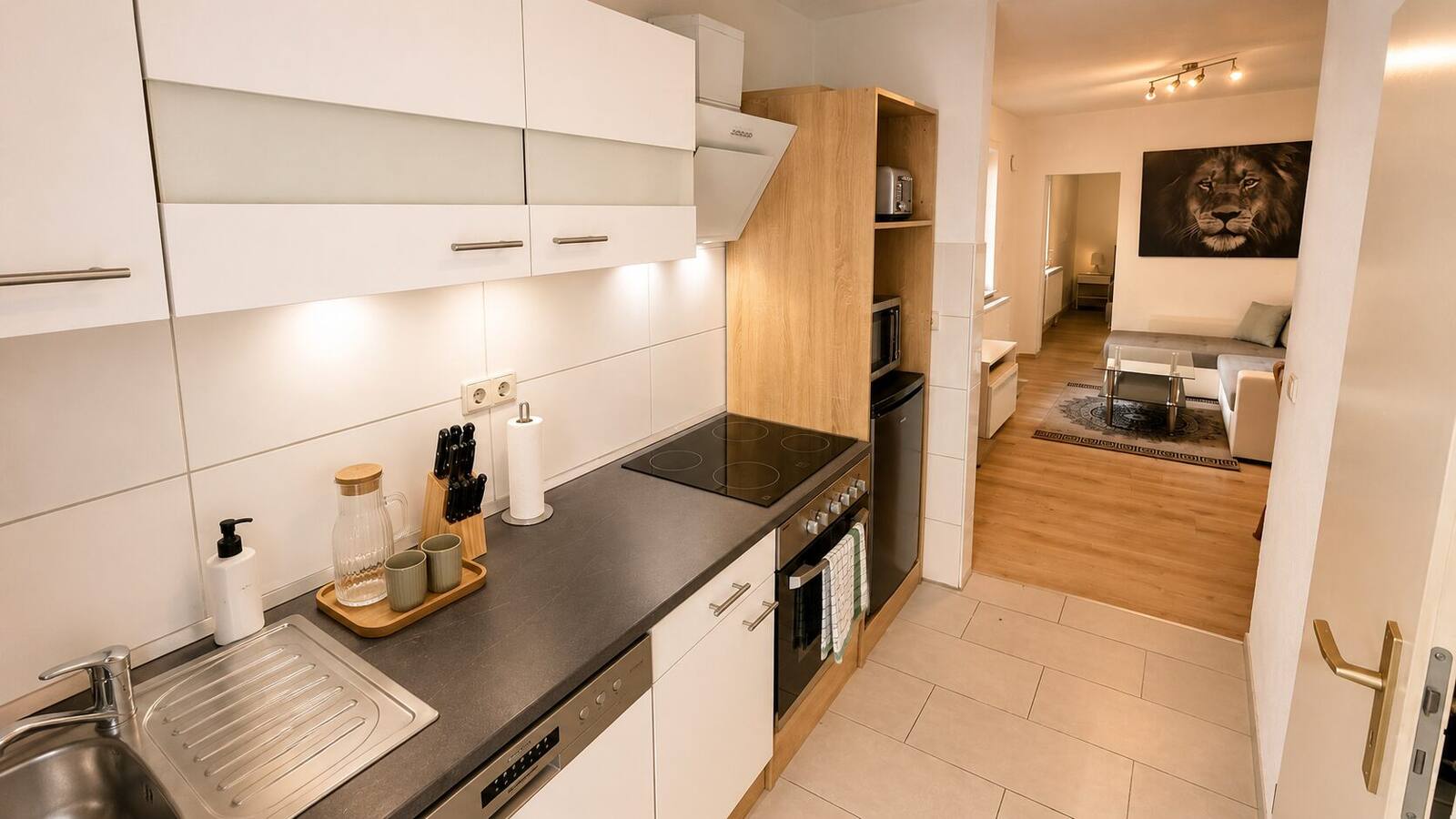 Offene Küche mit Blick ins Wohnzimmer