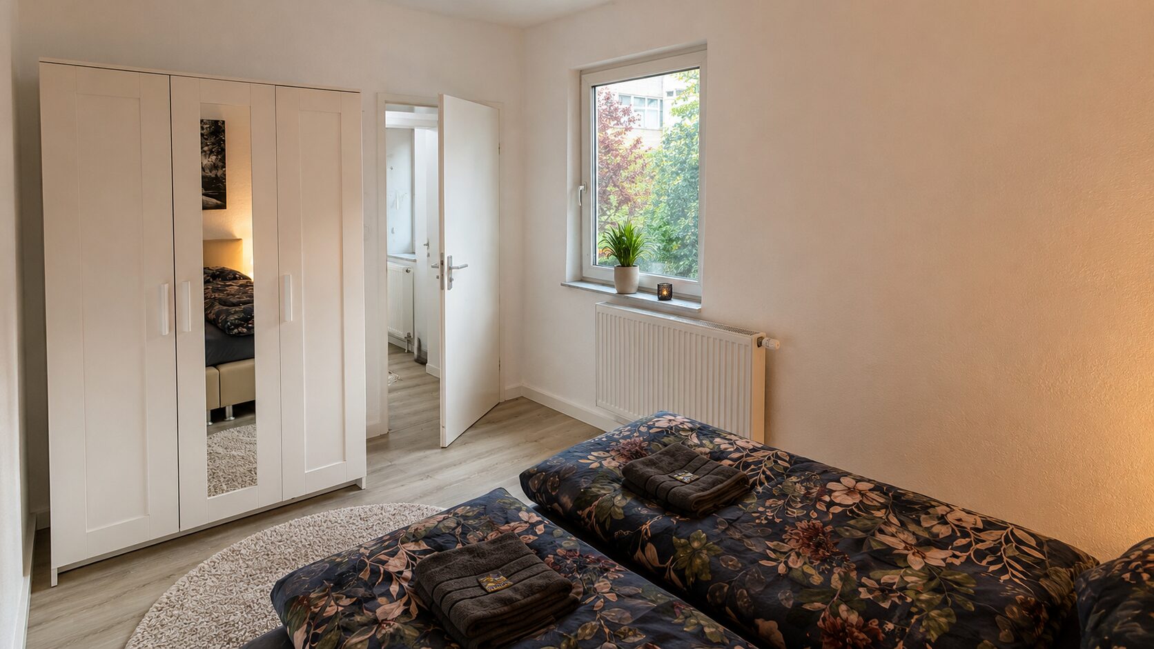 Schlafzimmer mit Kleiderschrank
