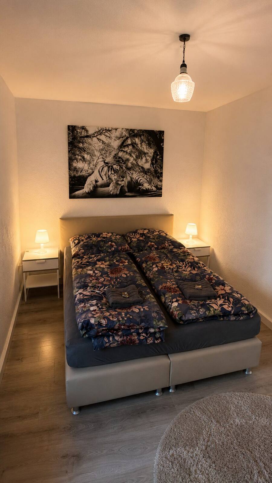 Schlafzimmer mit Queensize-Bett