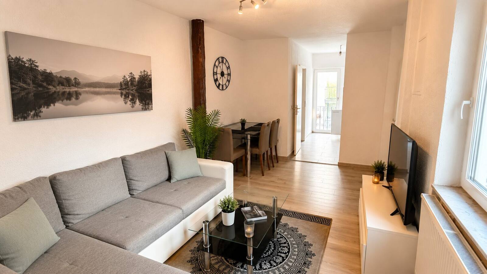 Wohnzimmer mit gemütlicher Sofalandschaft